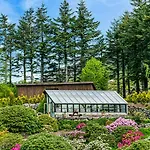 With Rhododendron Garden Near 度假居