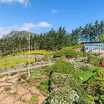 With Rhododendron Garden Near 度假居