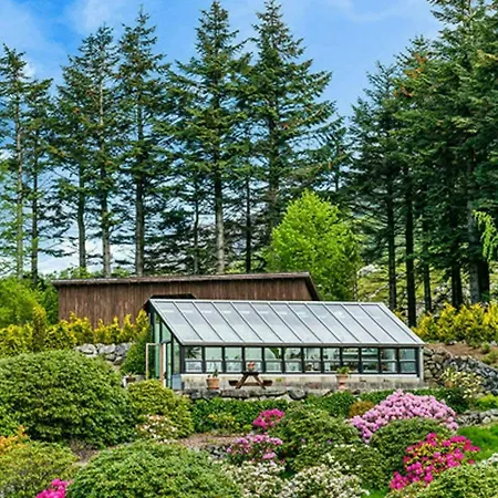 With Rhododendron Garden Near Semesterbostad