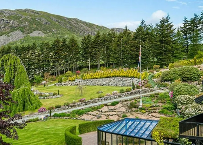Nyaraló With Rhododendron Garden Near